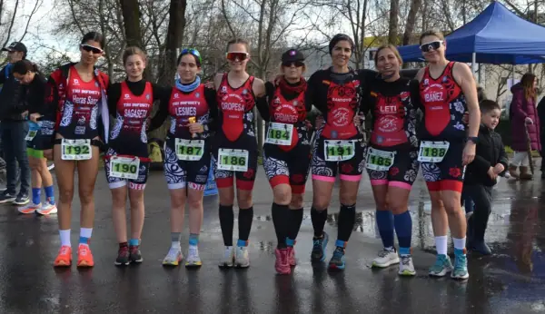 Triatletas del equipo femenino de Tri Infinity antes de una carrera