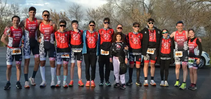 Deportistas jóvenes de Tri Infinity en una competición en Madrid
