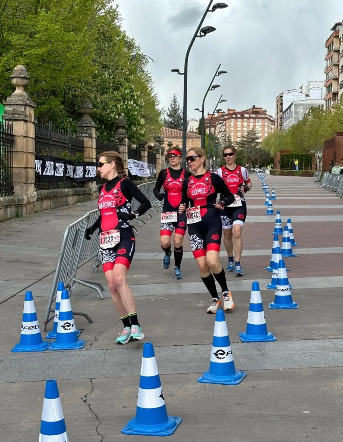 Las Retadas posando con dorsales tras un triatlón en Móstoles
