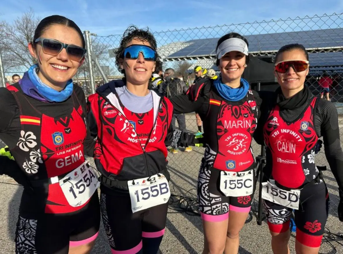 Grupo de retadas sonriendo antes de un duatlón cross en Madrid