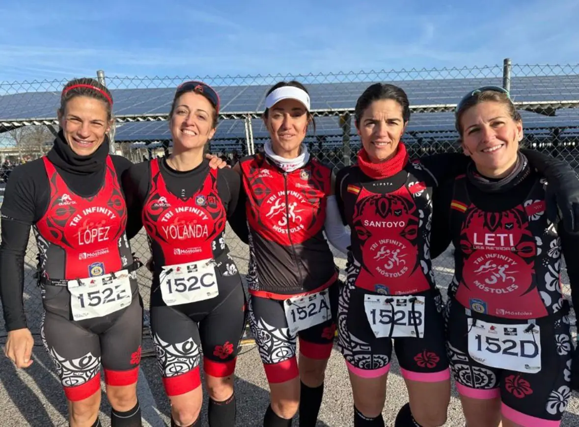 Retadas con dorsales junto al gentío de meta tras un duatlón